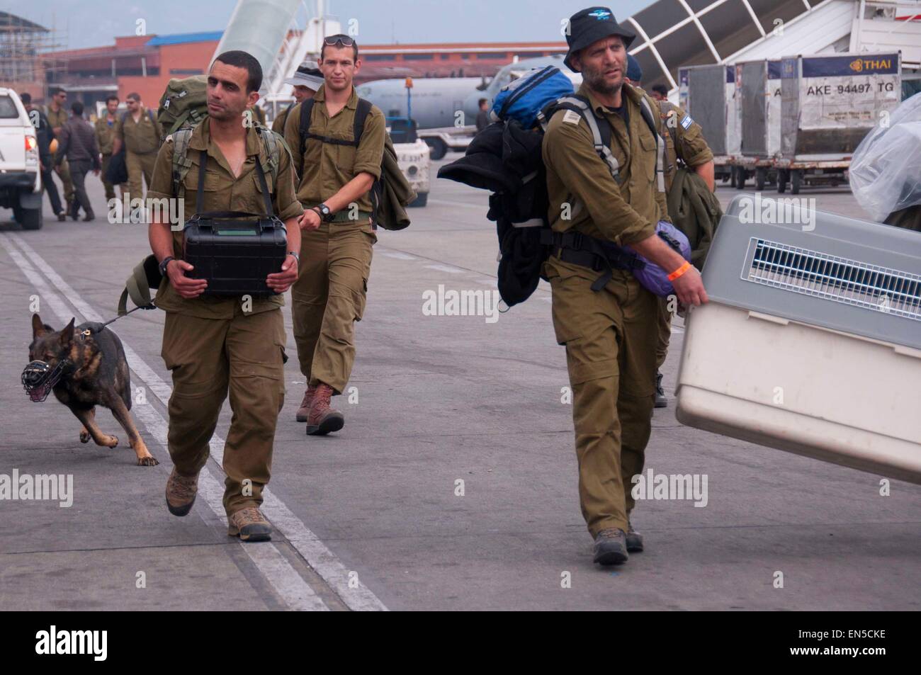 Kathmandu, Nepal. 28. April 2015. Internationalen Rettungsmannschaften eintreffen am Tribhuvan International Airport in Kathmandu, Nepal, 28. April 2015. Die Zahl der Todesopfer durch ein starkes Erdbeben in Nepal stieg auf 4.555 und insgesamt 8.299 andere wurden verletzt, sagte der Nepal Polizei. Verschiedene internationale Rettungsteams durchgeführt Hilfsaktionen in betroffenen Regionen. Bildnachweis: Pratap Thapa/Xinhua/Alamy Live-Nachrichten Stockfoto