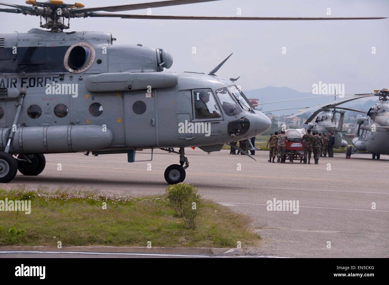 Kathmandu, Nepal. 28. April 2015. Internationalen Rettungsmannschaften eintreffen am Tribhuvan International Airport in Kathmandu, Nepal, 28. April 2015. Die Zahl der Todesopfer durch ein starkes Erdbeben in Nepal stieg auf 4.555 und insgesamt 8.299 andere wurden verletzt, sagte der Nepal Polizei. Verschiedene internationale Rettungsteams durchgeführt Hilfsaktionen in betroffenen Regionen. Bildnachweis: Pratap Thapa/Xinhua/Alamy Live-Nachrichten Stockfoto