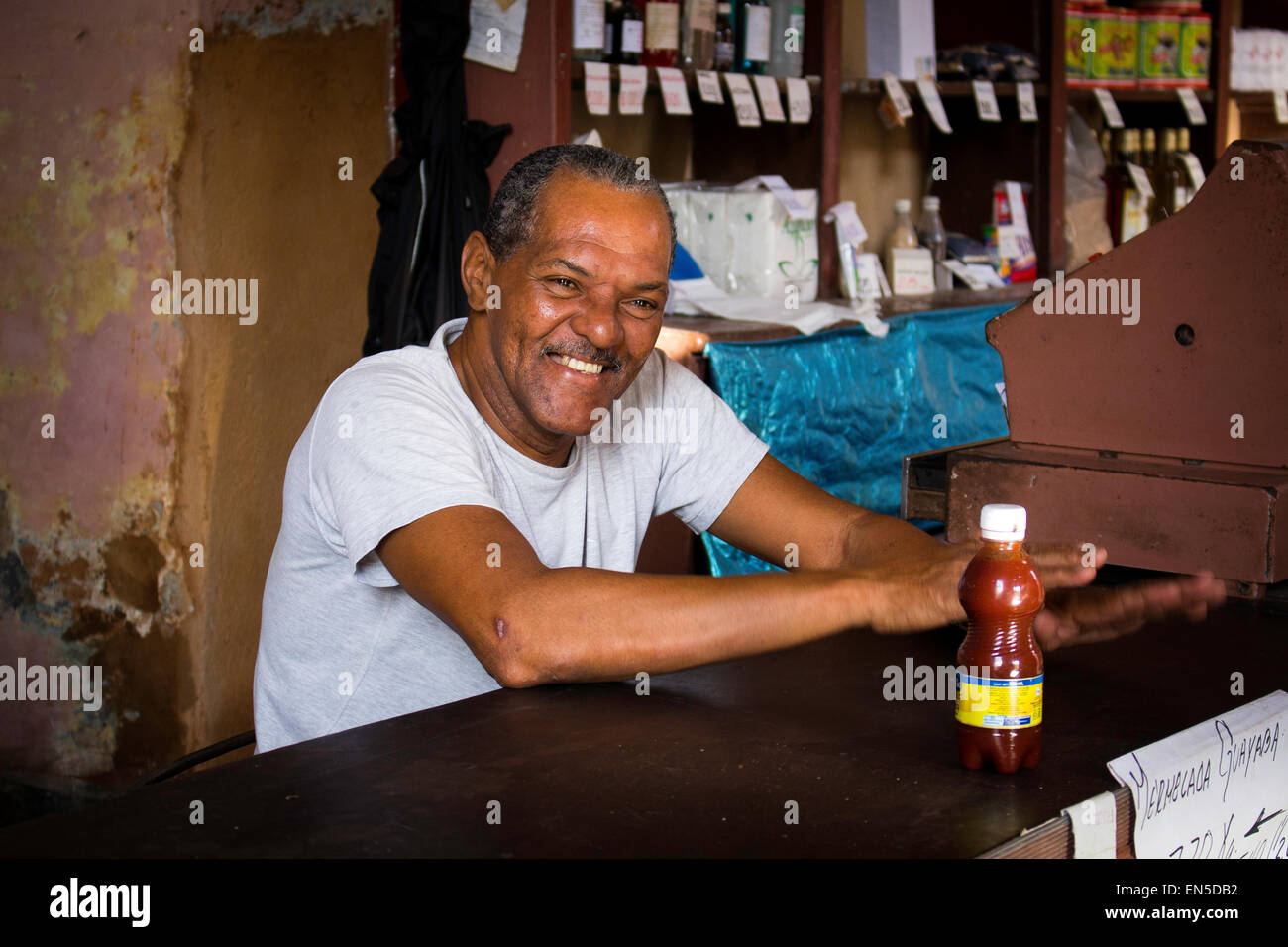 Porträt von ein lächelnder Mann hinter der Theke seines Ladens in Trinidad Kuba Stockfoto