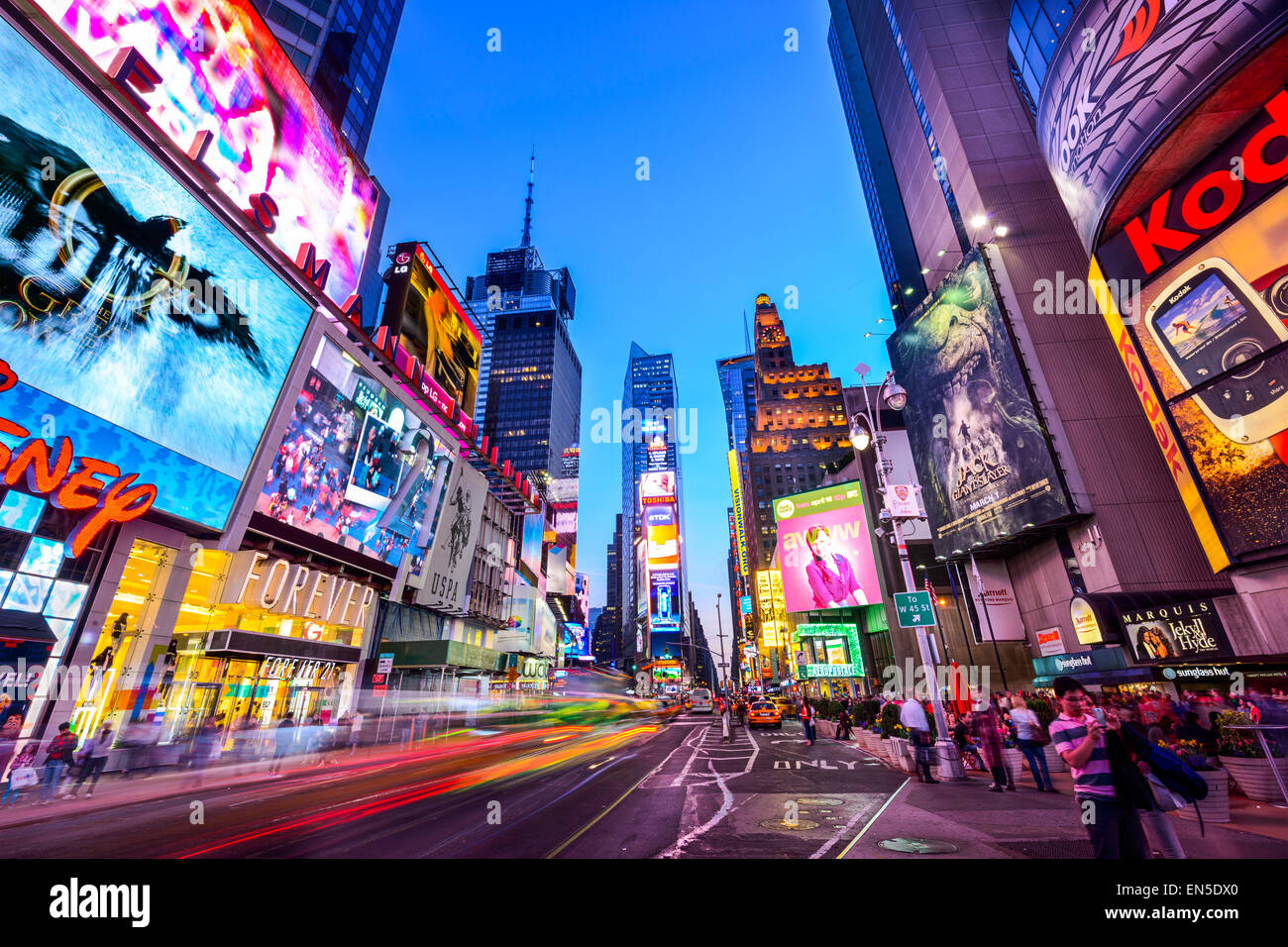 New York City, USA in Times Square Gedränge und Verkehr in der Nacht. Stockfoto