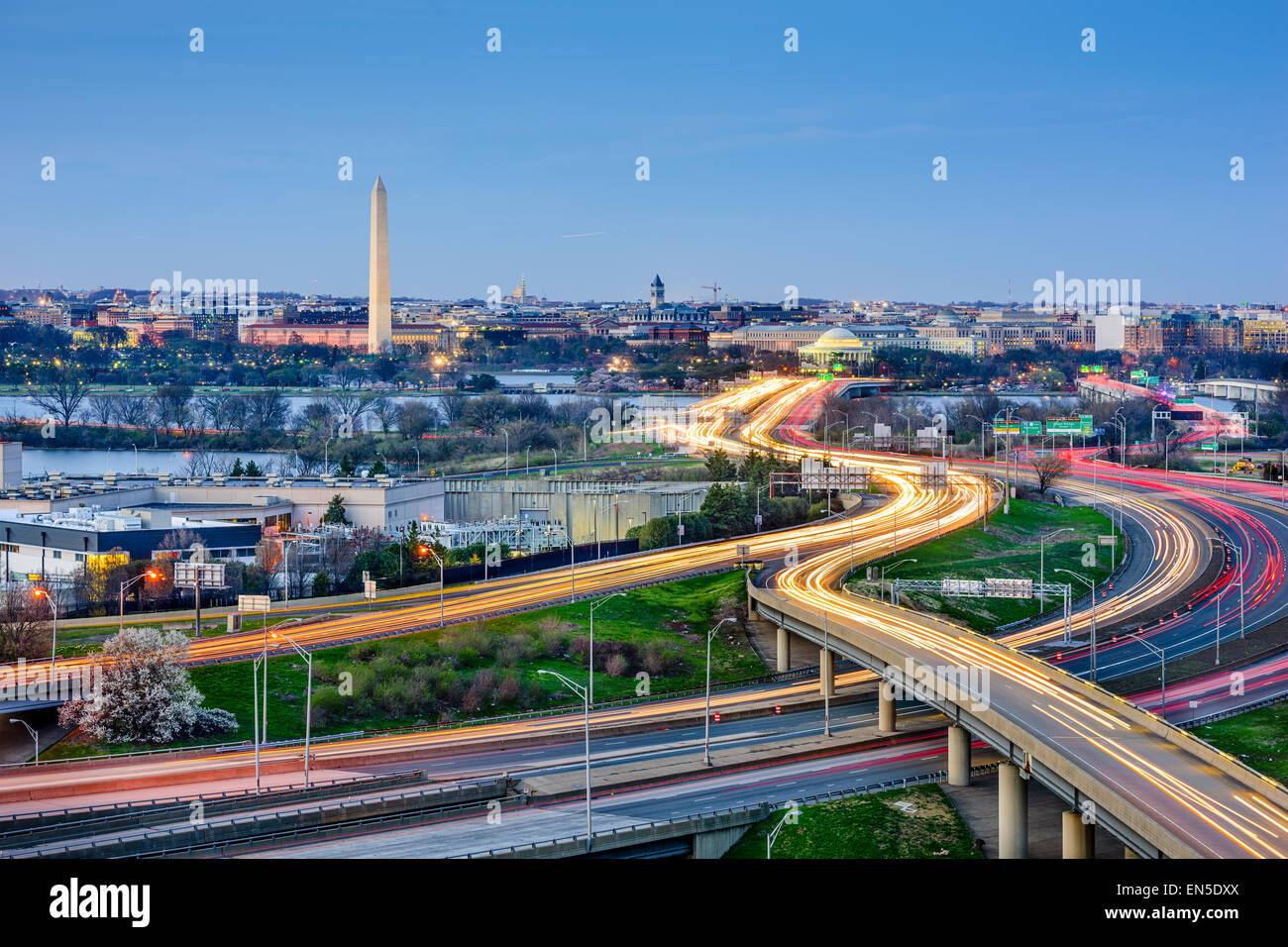 Washington, DC Skyline von Denkmälern und Autobahnen. Stockfoto