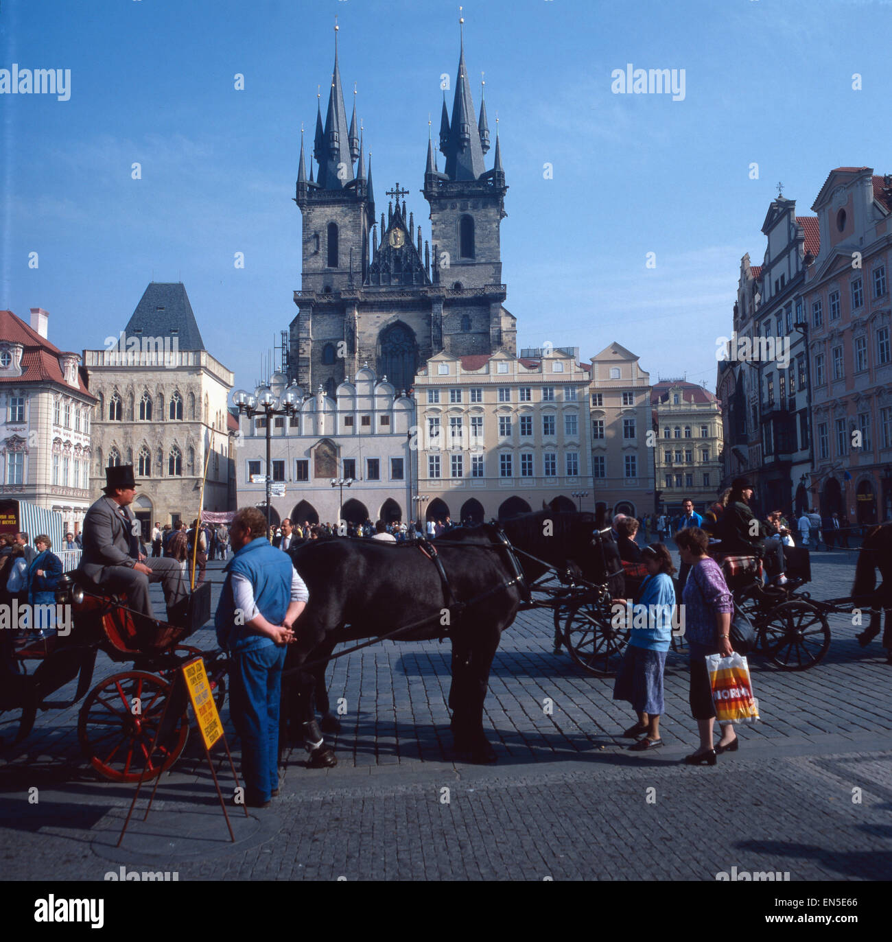 Eine Kutschfahrt bin Altstädter Ring, Prag, stilsicheren 1980er Jahre. Kutschfahrt entlang der Altstädter Ring, Prag, Tschechische Repub- Stockfoto