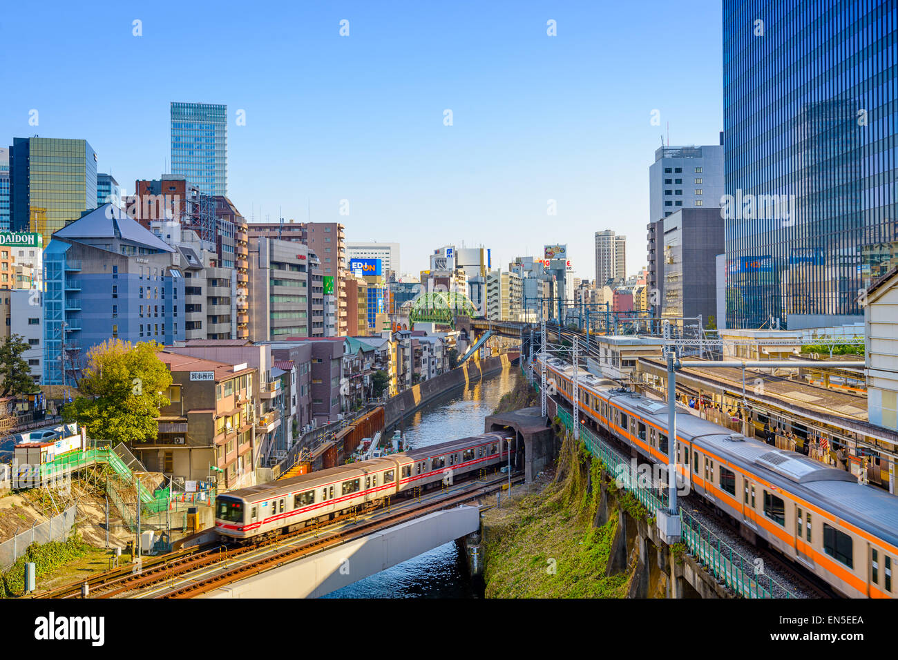 Züge über den Kanda-Fluss in der Ochanomizu Bezirk von Tokio. Stockfoto