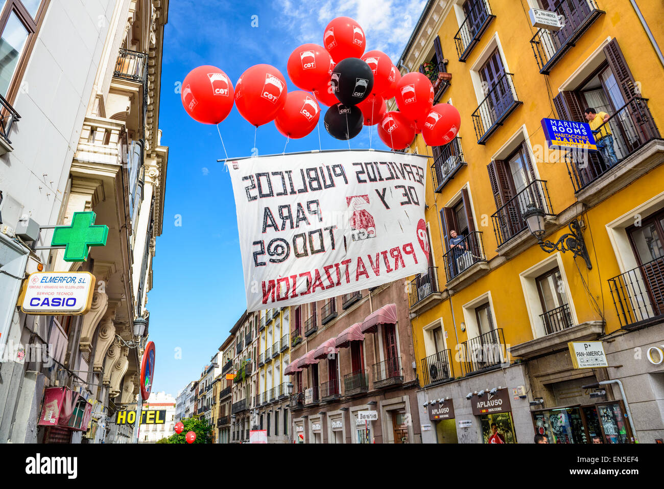 Ein Banner, getragen von Luftballons protestiert die Privatisierung der staatlichen Flughafenbetreiber Aena Aeropuertos. Stockfoto