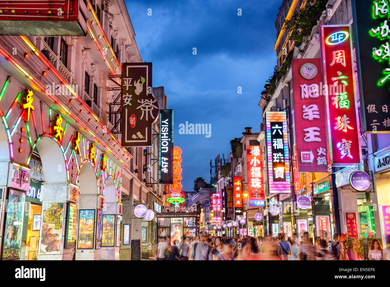 Fußgänger passieren Shangxiajiu Fußgängerzone in Guangzhou, China. Stockfoto