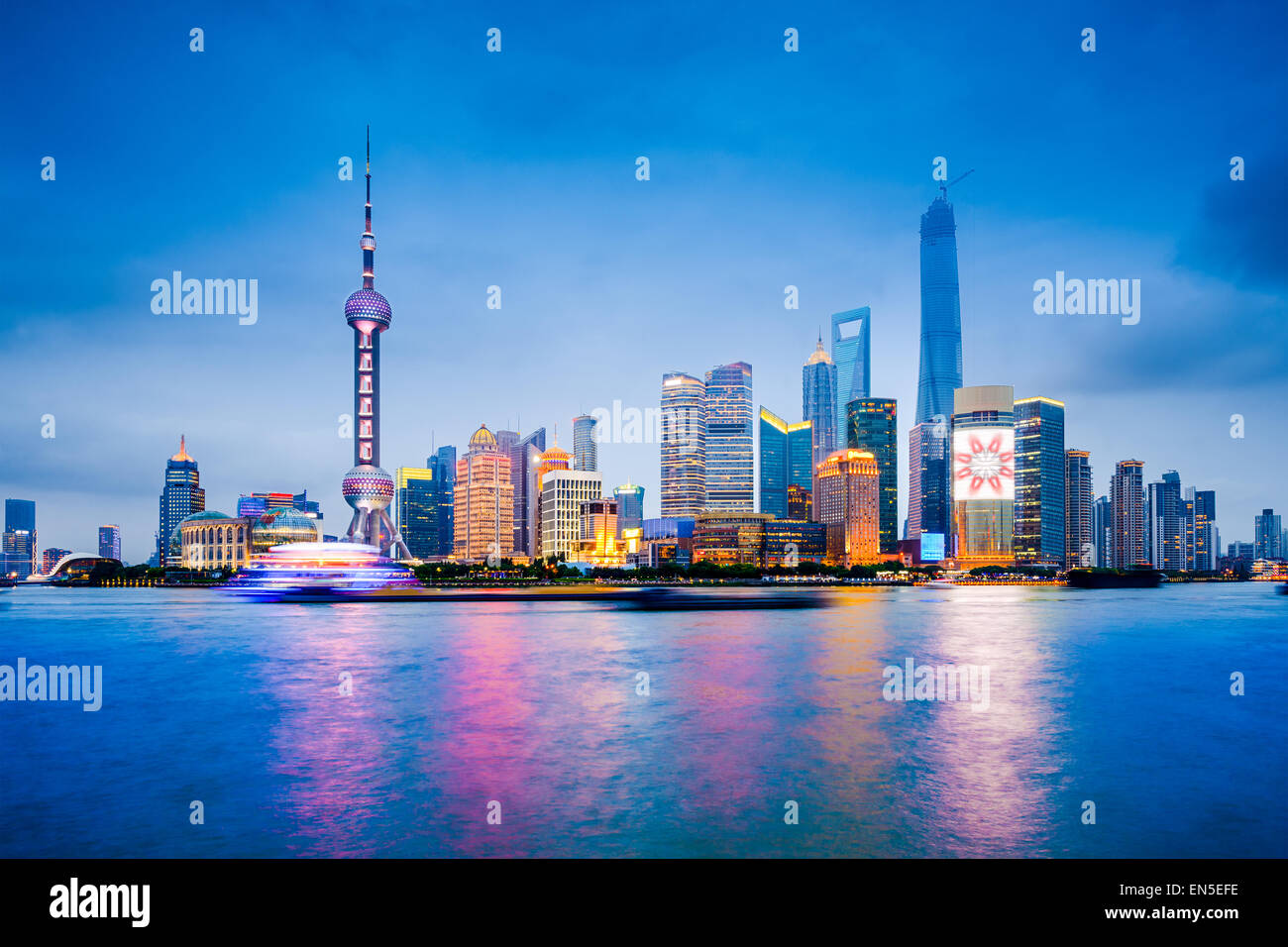 Shanghai, China Finanzviertel Skyline auf dem Huangpu-Fluss. Stockfoto