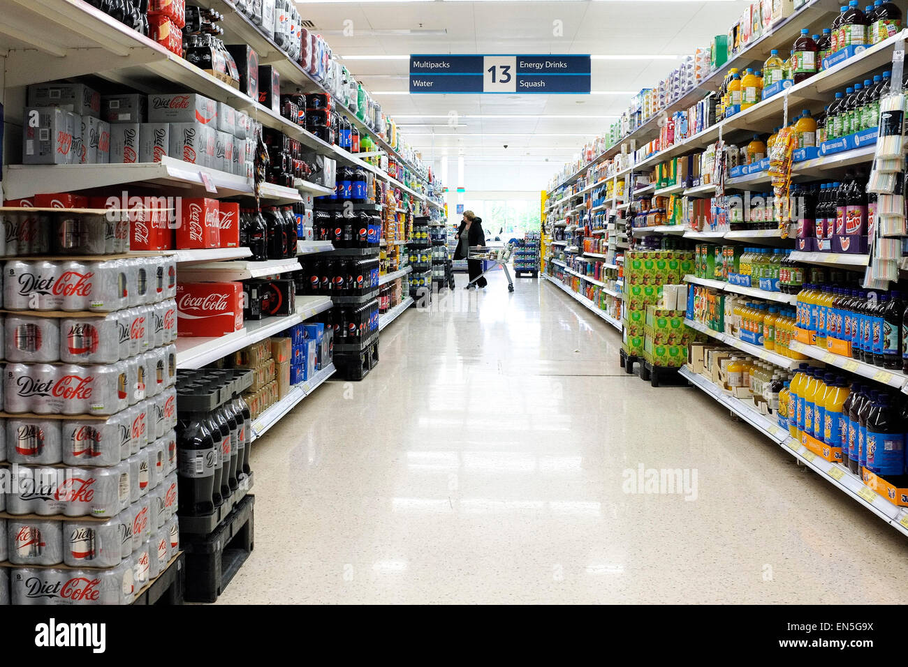 Das Innere eines Tesco Supermarkt. Stockfoto