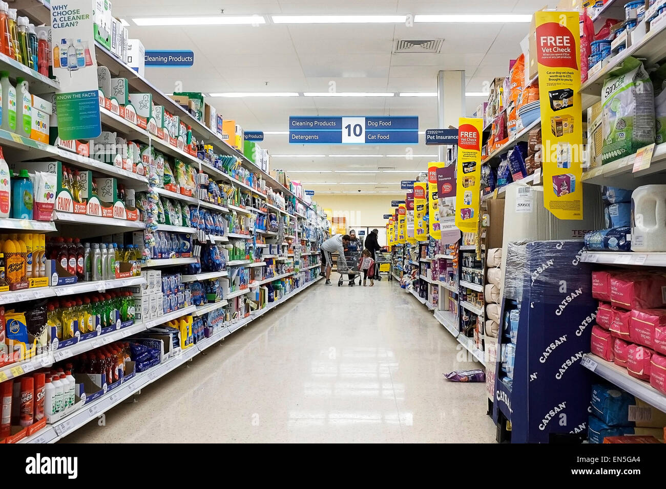 Das Innere eines Tesco Supermarkt. Stockfoto