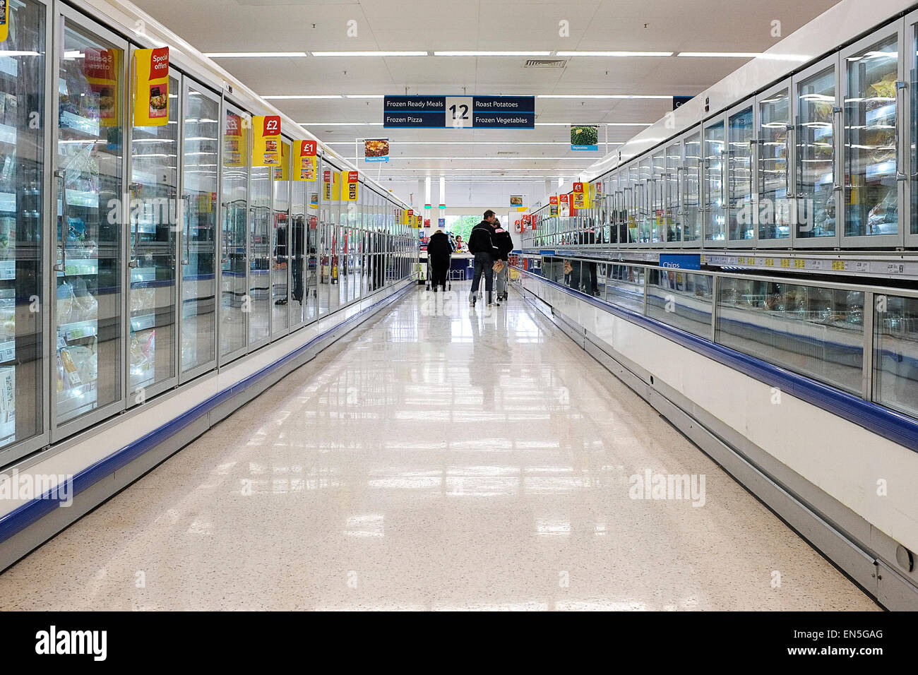 Das Innere eines Tesco Supermarkt. Stockfoto