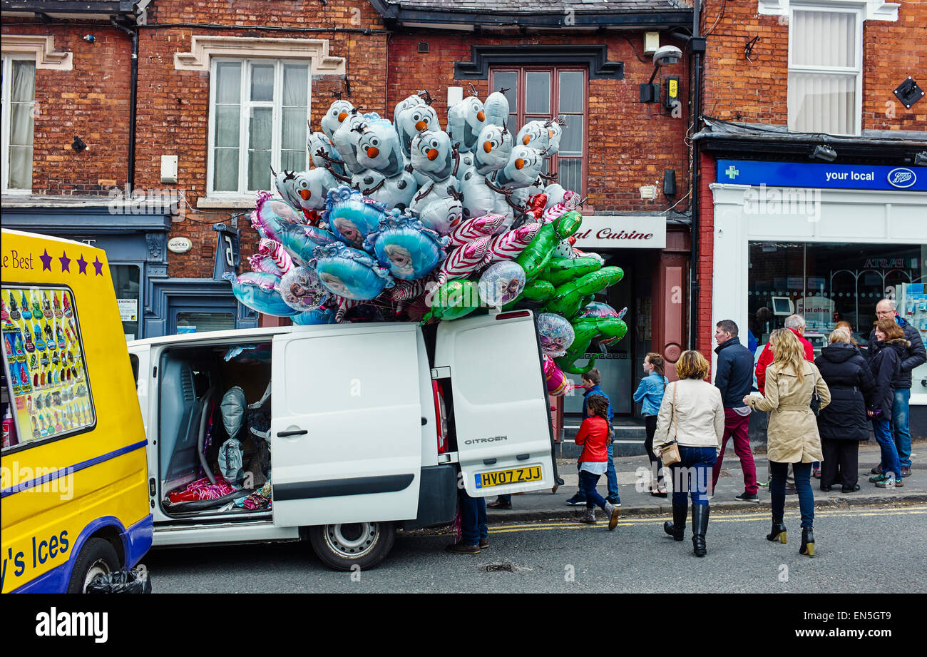 Hunderte von Luftballons an Lymm Ente racing event Stockfoto