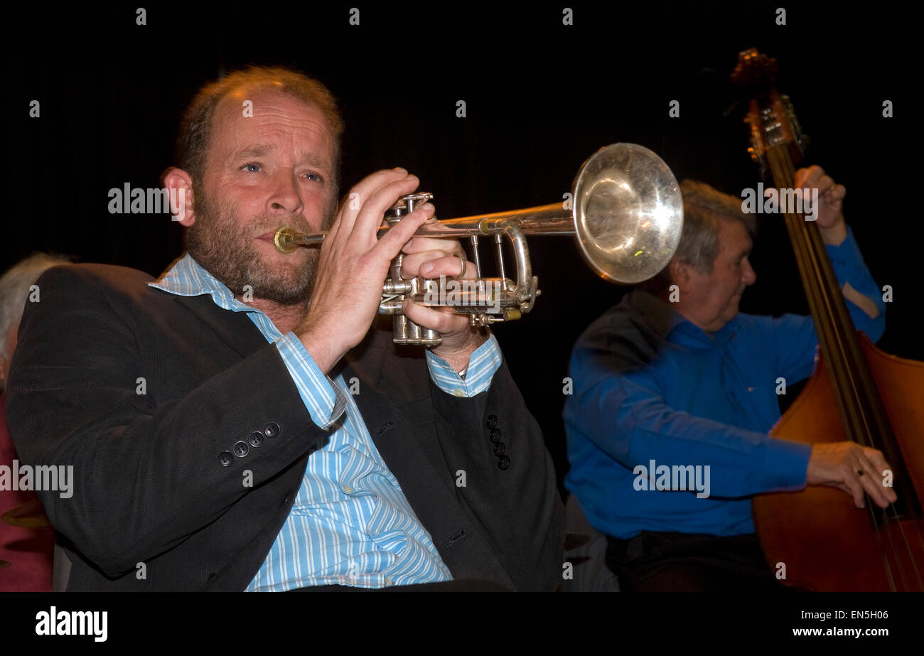 Jazz-Musiker der Trinker an BEEREX-FESTIVAL Farnham, Surrey, UK unterhaltsam. Stockfoto
