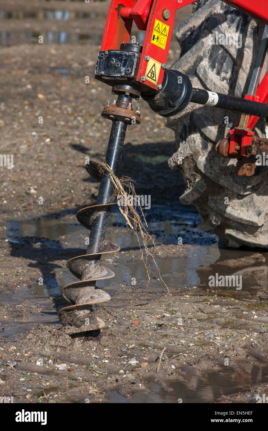 Traktor ausgestattet mit Erde Schnecke / Erde bohren / Erde-Schnecke / mechanisierte Post-Erdbohrer zum Bohren von Löchern im Boden Stockfoto