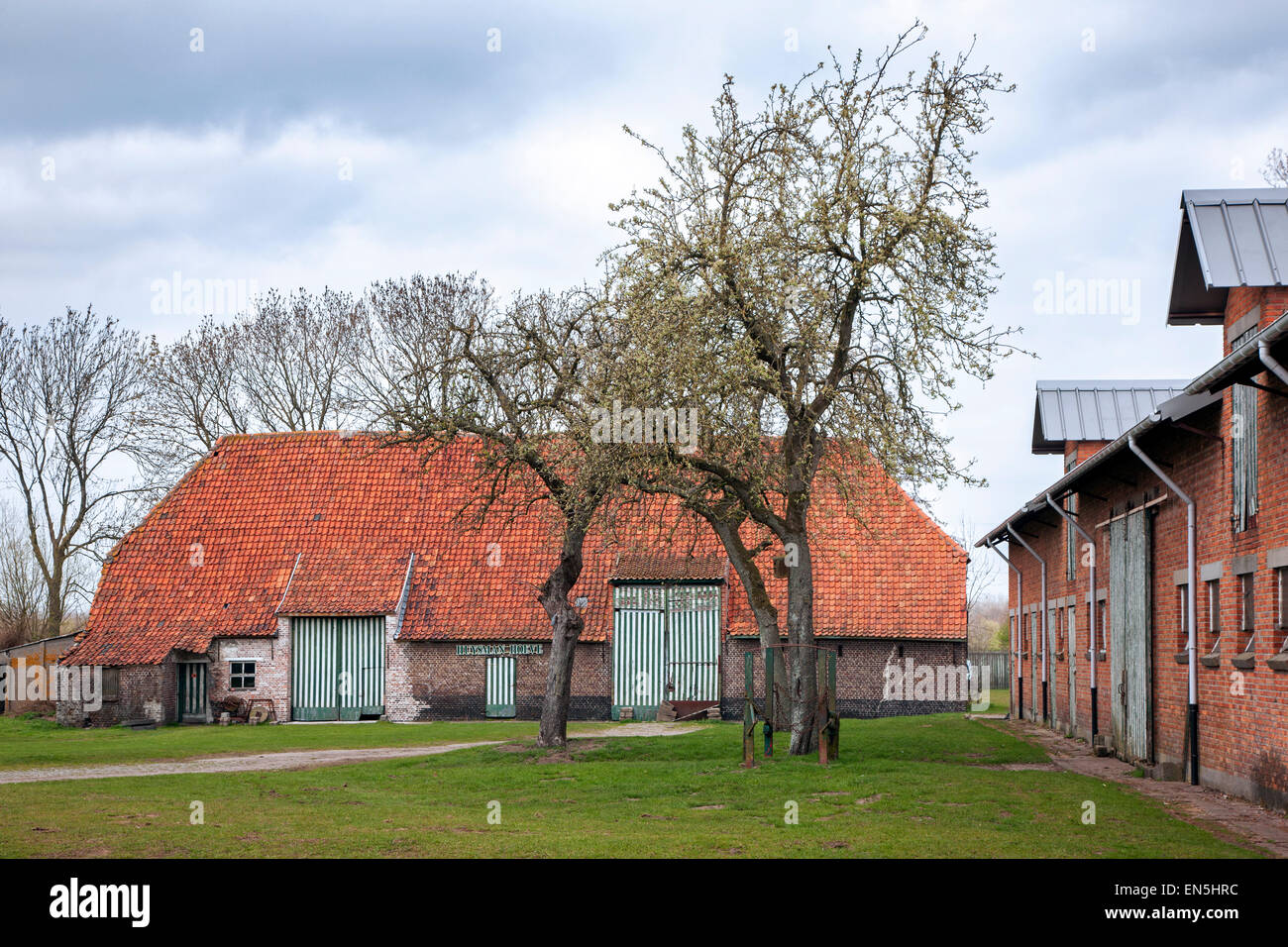 Der historische Hof Huysmanhoeve / Het Groot Goed jetzt Besucherzentrum in Eeklo in der Region Meetjesland, Ost-Flandern, Belgien Stockfoto