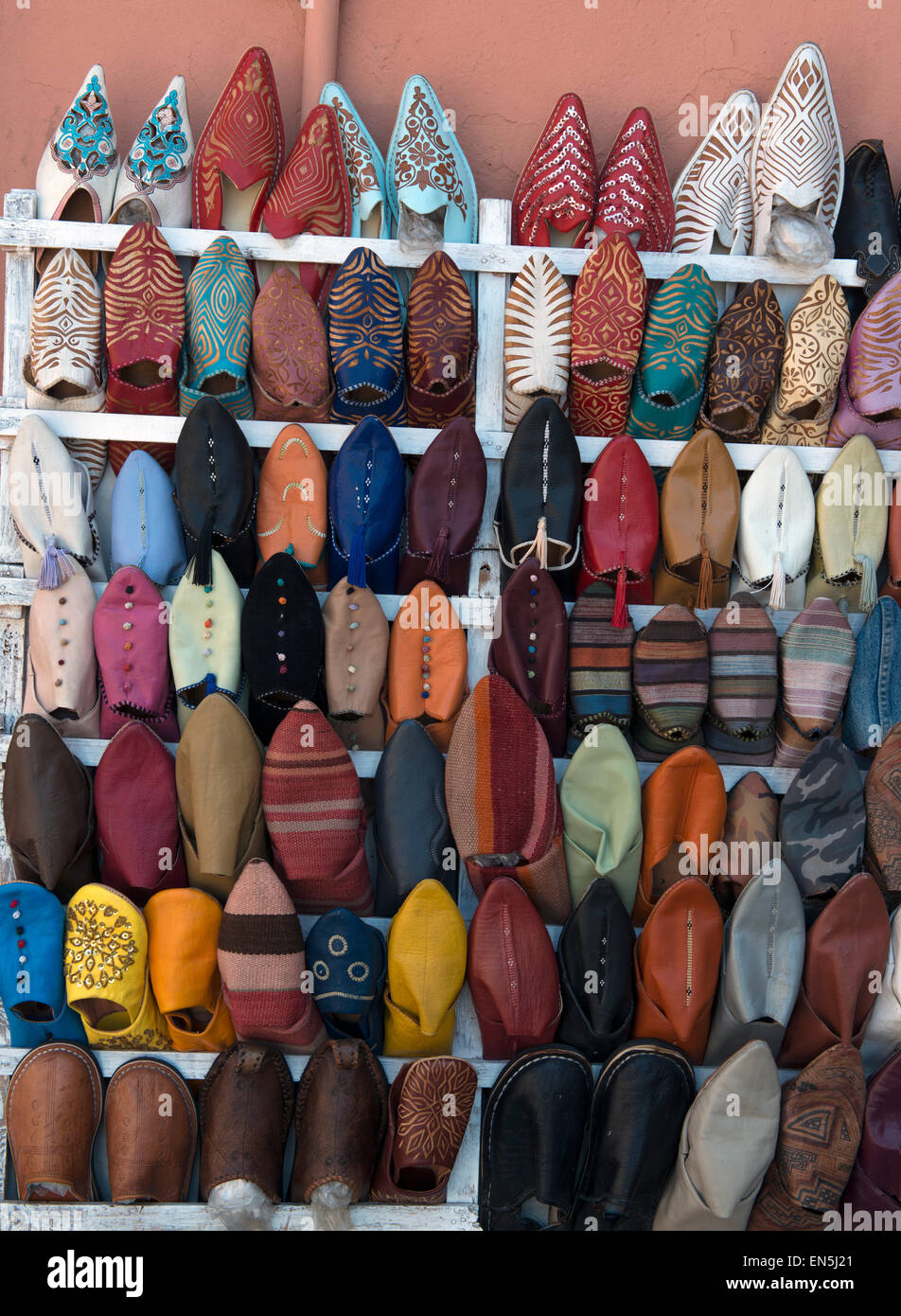 Souk oder Markt, Marrakesch, Marokko.  Schuhe zu verkaufen. Stockfoto