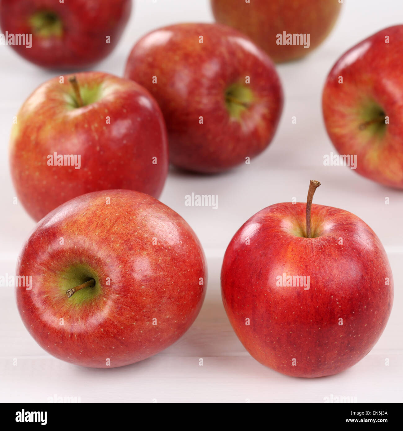 Gesundes Essen Apfel Äpfel Früchte auf einem Holzbrett Stockfoto