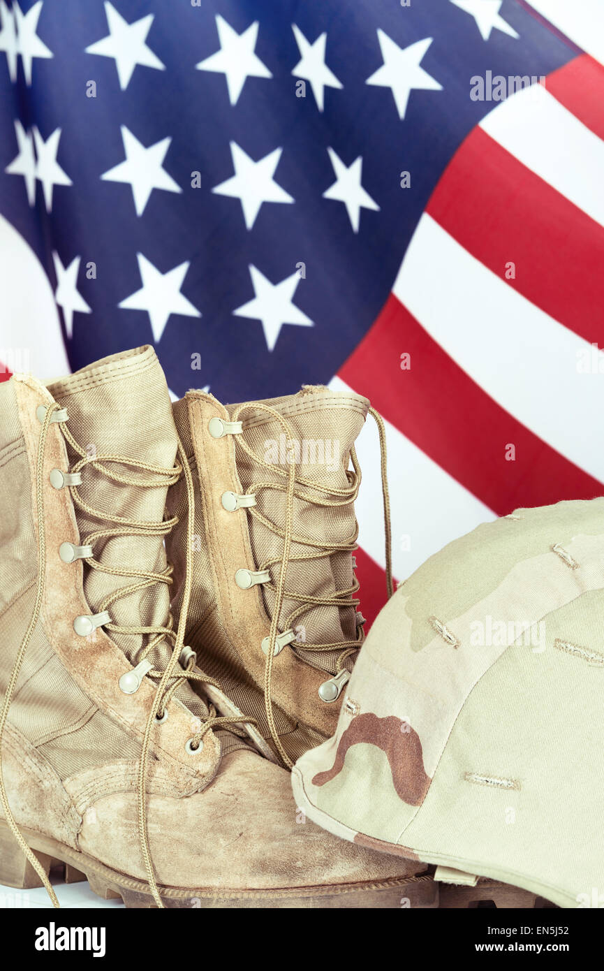 Alte zu bekämpfen, Stiefel und Helm mit amerikanischen Flagge im Hintergrund Stockfoto