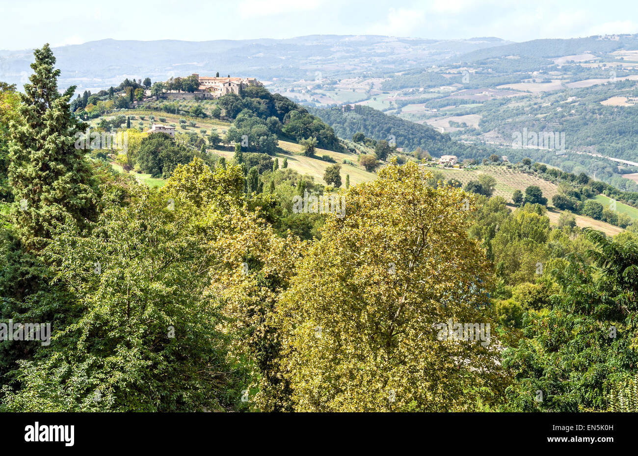 Blick von der historischen Stadt Todi an dem Convento Montesanto, Umbrien, Italien Stockfoto