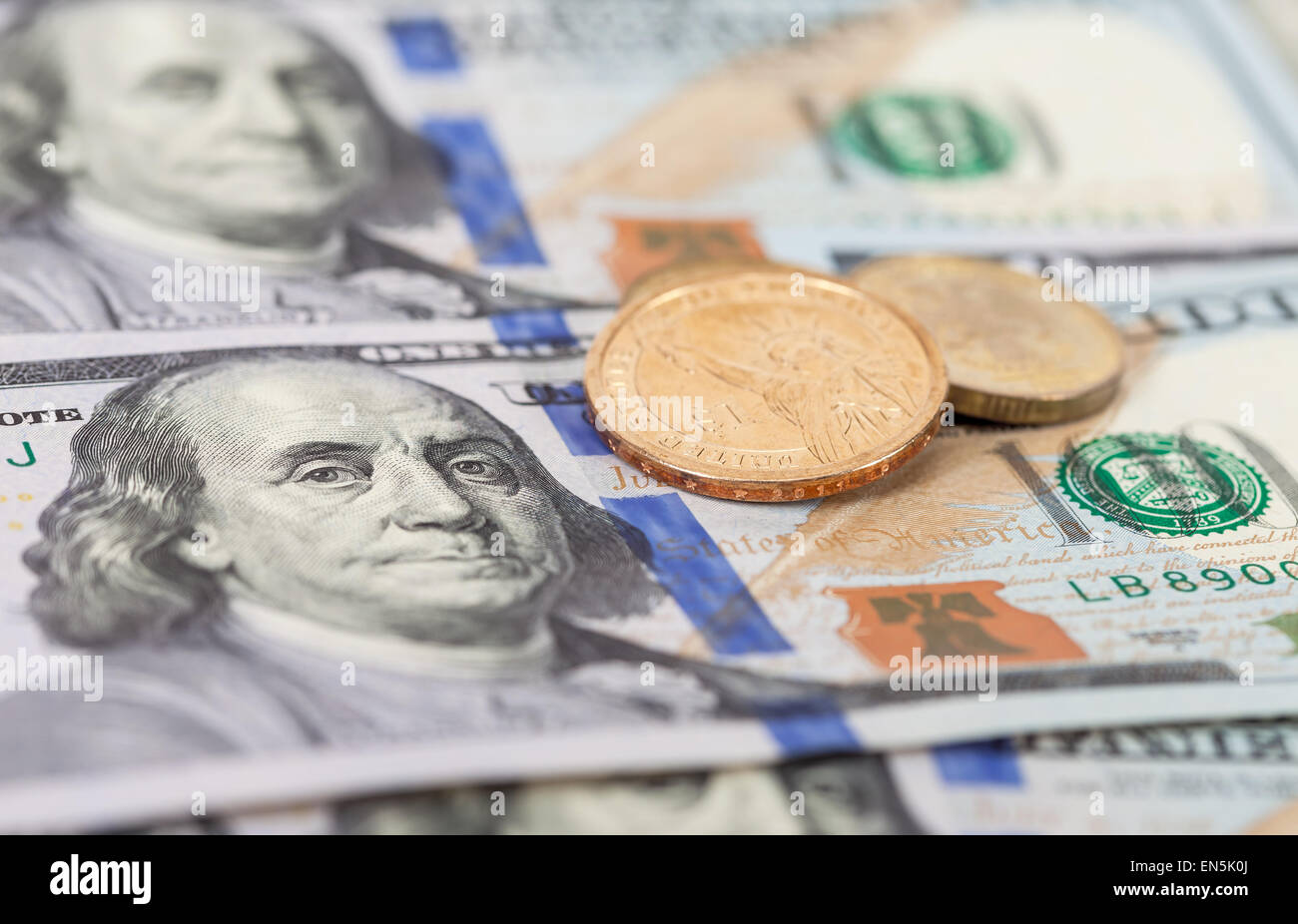 Amerikanische Dollar-Münzen in Banknoten hautnah Stockfoto