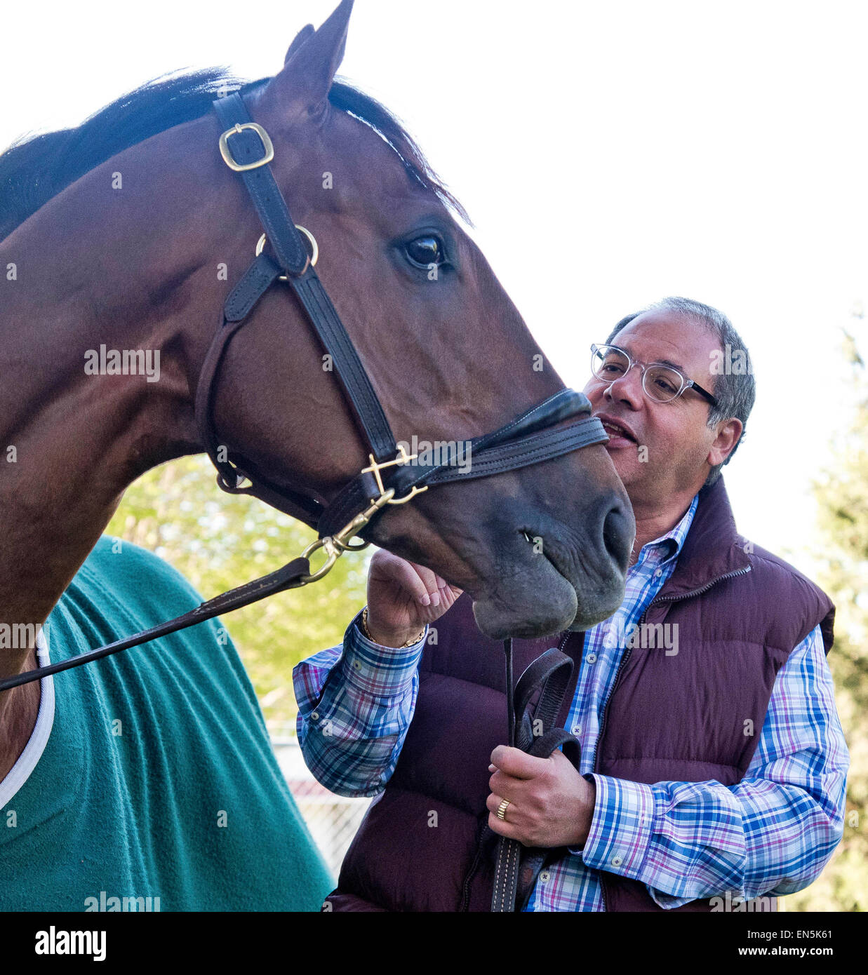 Louisville, Kentucky, USA. 28. April 2015. 28. April 2015: Eigentümer Ahmed Zayat hängt mit seiner Kentucky Derby hoffnungsvollen Mr. Z in Churchill Downs in Louisville, Kentucky. Scott Serio/CSM/Alamy Live-Nachrichten Stockfoto