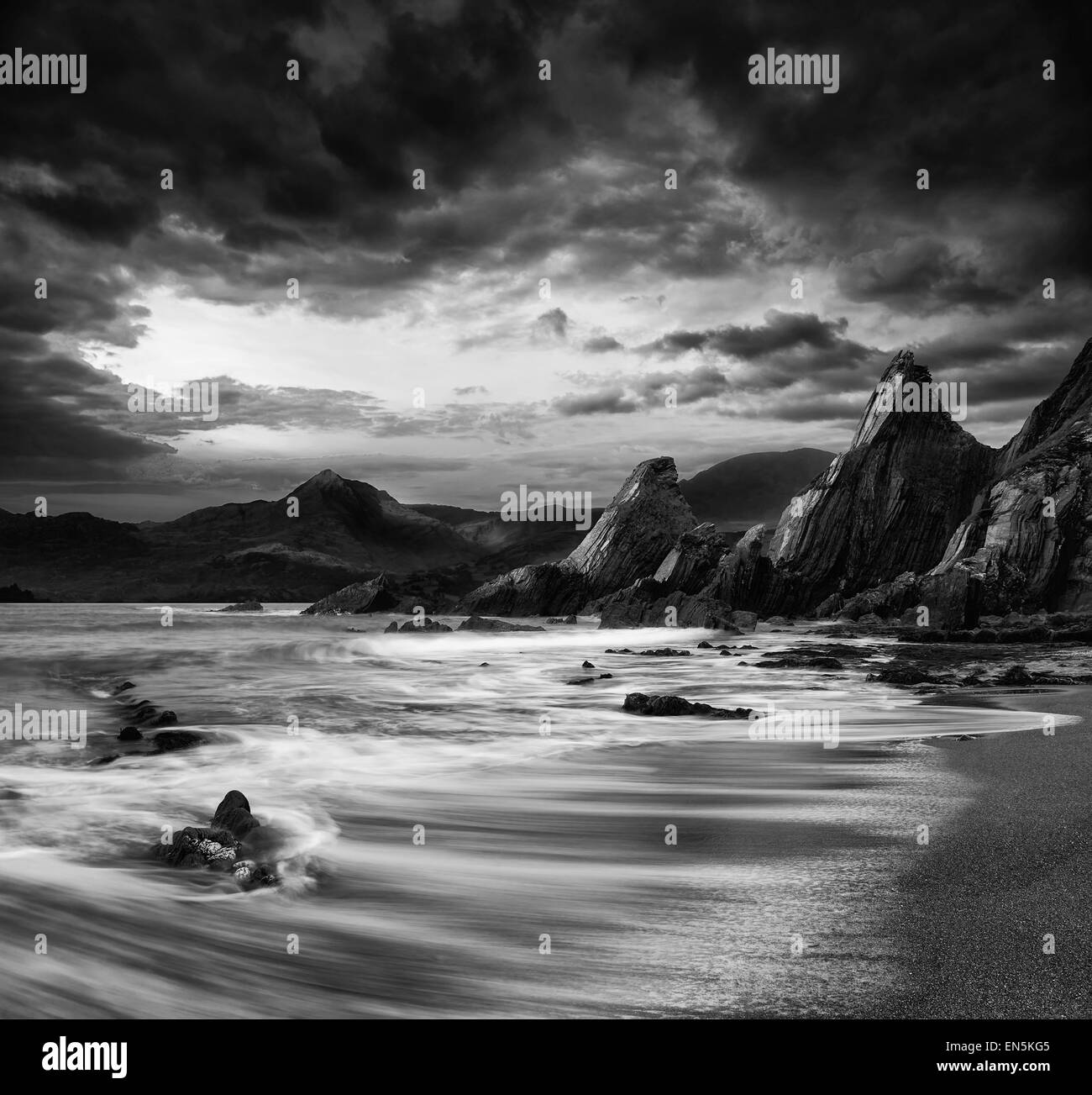 Atemberaubende Berge und das Meer Sonnenuntergang Landschaft schwarz / weiß Stockfoto