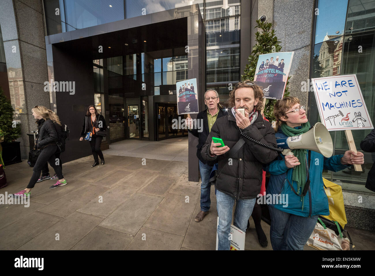 London, UK. 28. April 2015. Arbeiter protestieren außerhalb Hilton Metropole Hotel Credit: Guy Corbishley/Alamy Live-Nachrichten Stockfoto