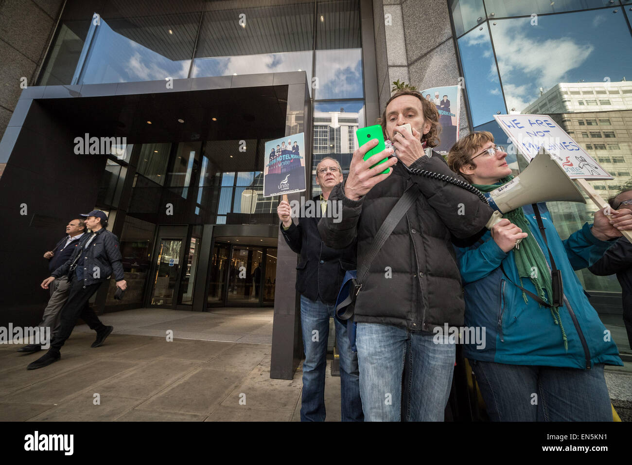 London, UK. 28. April 2015. Arbeiter protestieren außerhalb Hilton Metropole Hotel Credit: Guy Corbishley/Alamy Live-Nachrichten Stockfoto