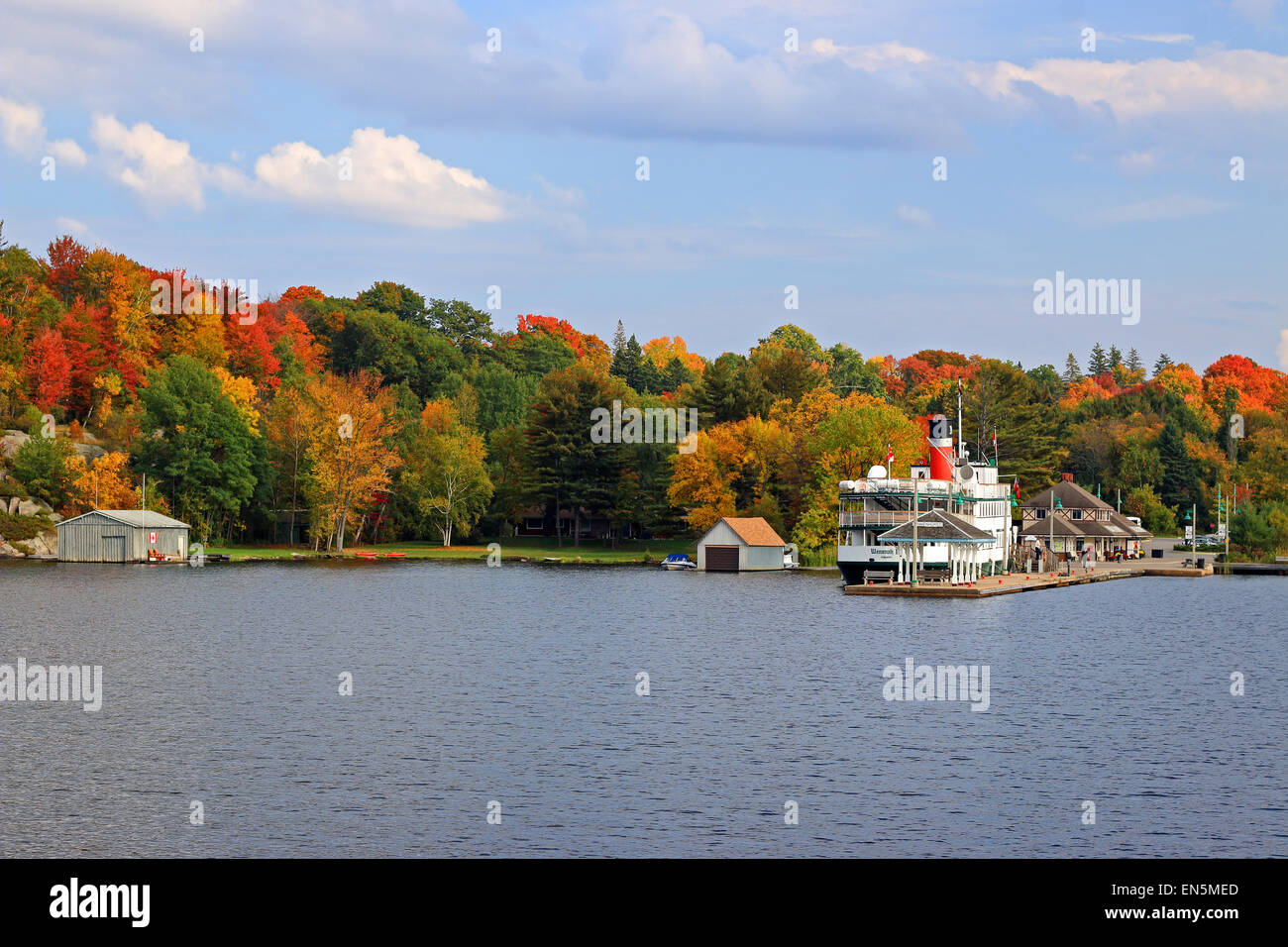 Lake Muskoka Dampfschiff Wenonah, Baujahr 1907, warten auf Touristen am Dock mit Herbstfarben, Geschenk-Shop und ticket-Büro hinter Stockfoto