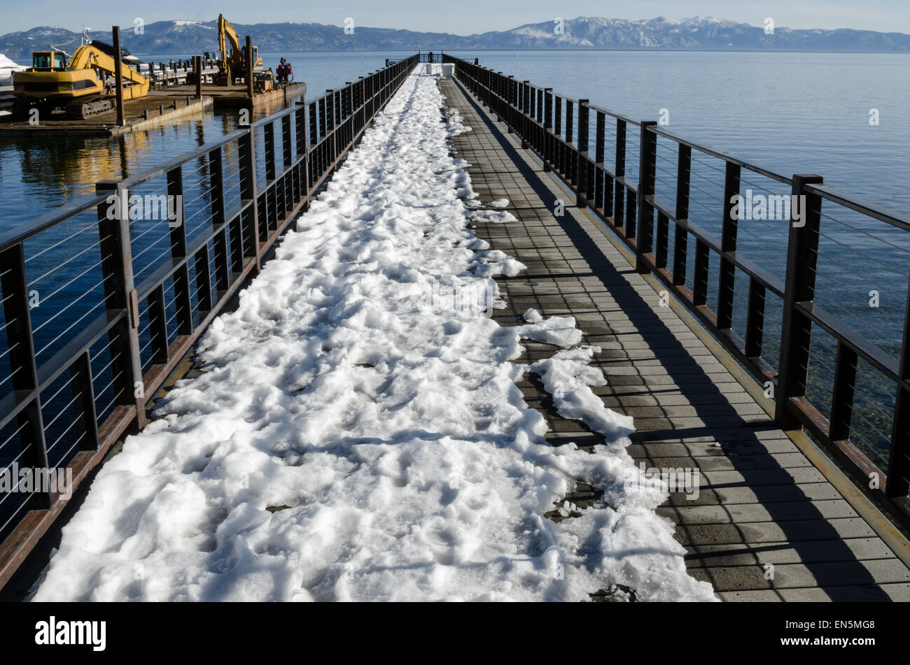 Blick auf teilweise überdachte Pier mit Schnee, Lake Tahoe Stockfoto