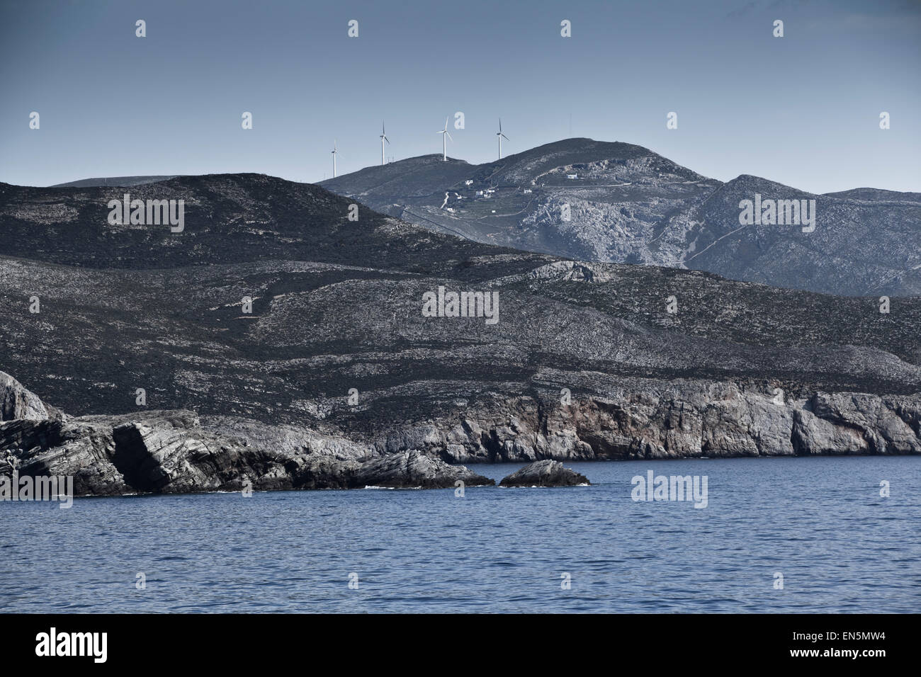 Felsige Küste von Syros Insel in den griechischen Inseln Stockfoto