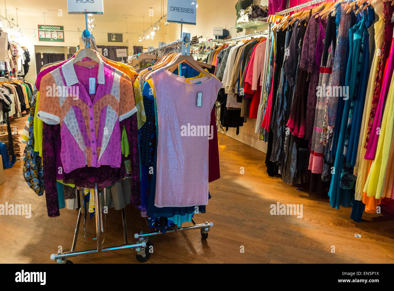 New York, NY, USA, im "Zweiten Mal" Vintage Clothing Store in Soho, Kleidung  Racks auf dem Display Stockfotografie - Alamy