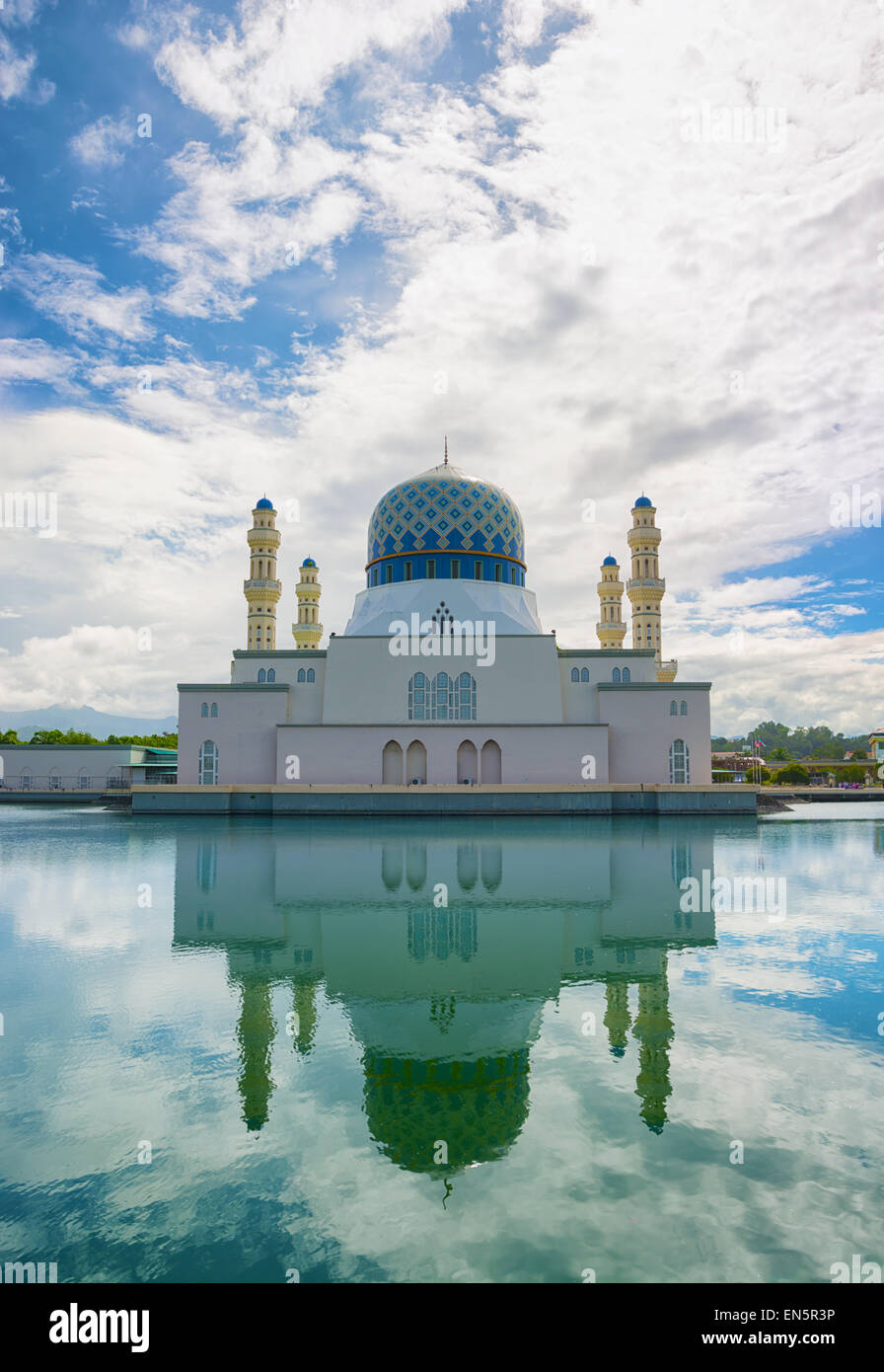 Schöne, reich verzierte Kuppel und Minarett von Kota Kinabalu Stadt Moschee, mit seinem Spiegelbild spiegelt sich in den ruhigen Gewässern des Lika Stockfoto