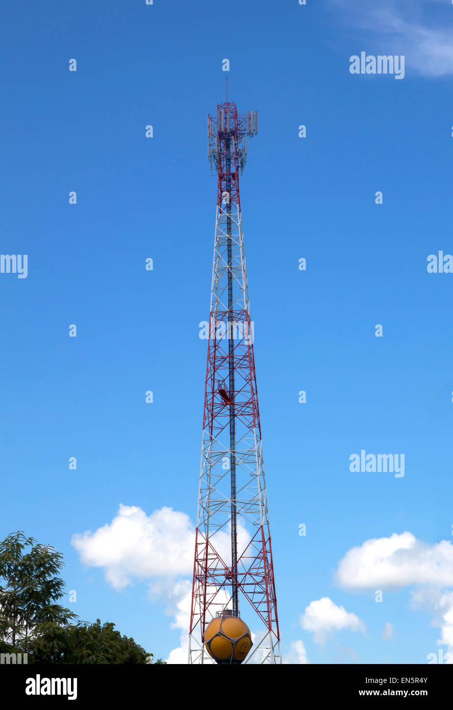 groß Telekommunikation mit Antennen auf blauen Himmel. Ansicht von unten. Stockfoto