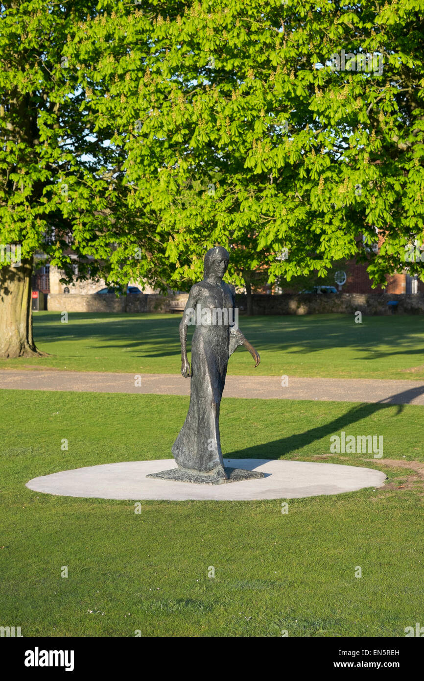 Bronze-Skulptur der Madonna Geschrei von Elizabeth Frink auf dem Gelände der Kathedrale von Salisbury UK Stockfoto