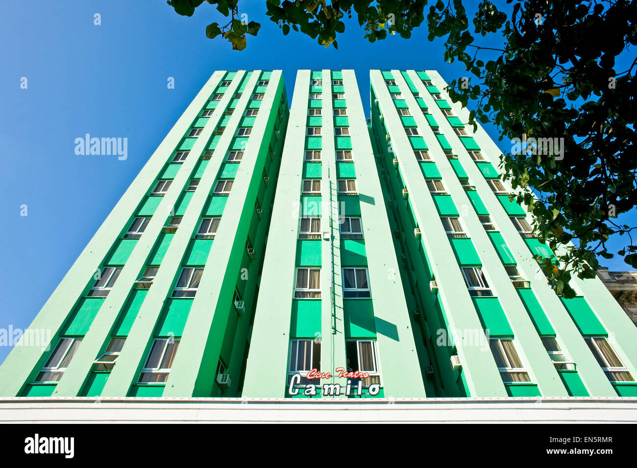 Horizontale Straßenansicht des Santa Clara Libre Hotel in Parque Vidal in Santa Clara. Stockfoto