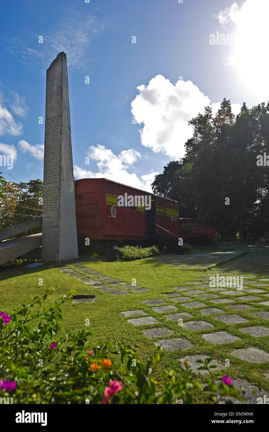 Vertikale Ansicht des Entgleisten Autos und der Obelisk zu Che Guevara an der Gepanzerte Train Museum in Santa Clara gewidmet. Stockfoto