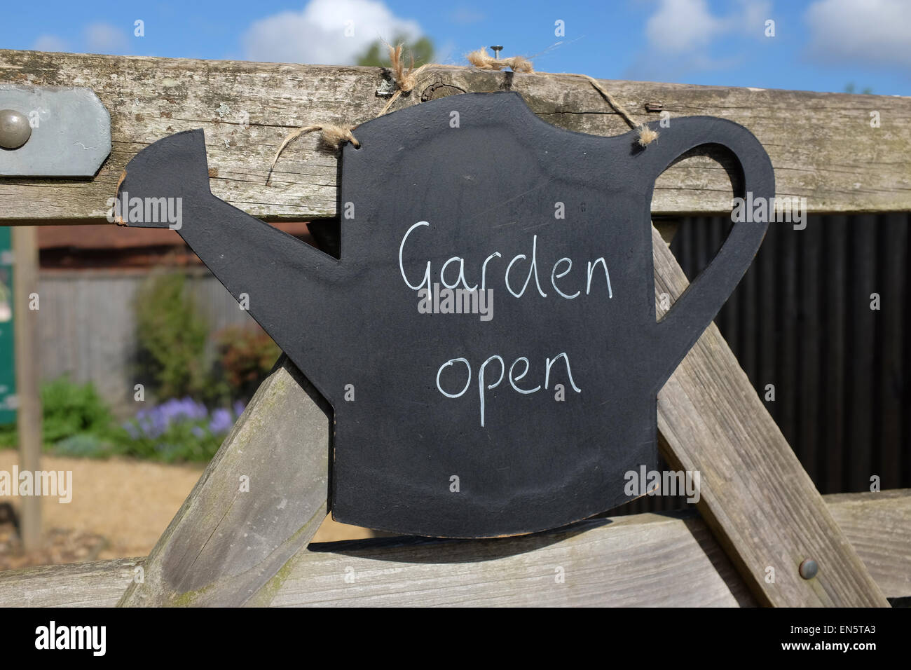 Garten offene Gießkanne Schild an das Tor eines Gartens in Hampshire Stockfoto