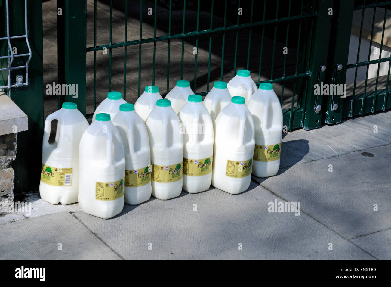 Milch in Plastikflaschen, Haustür, Highbury, London Borough of Islington England UK geliefert Stockfoto
