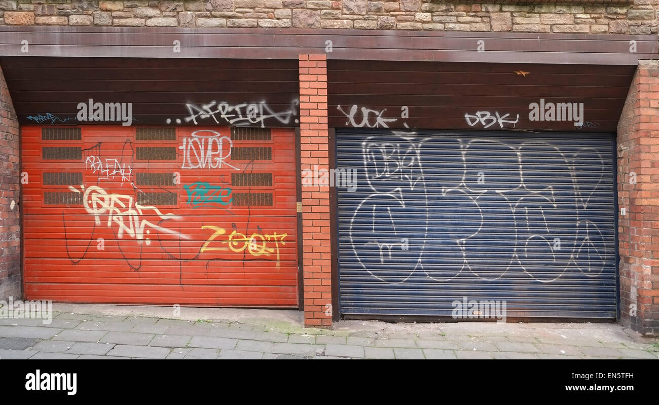 Industrie- und Garagentore im Zentrum von Bristol, 28. April 2015 Stockfoto