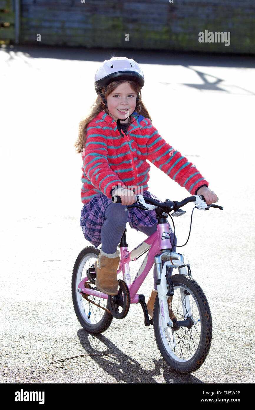 6 Jahre alt mit ihrem Fahrrad mit Helm Stockfoto
