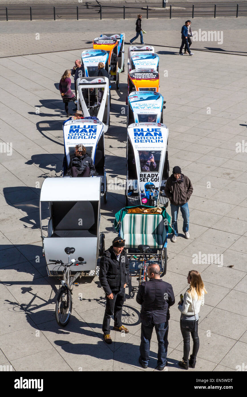 Fahrrad-Rikscha-Fahrer warten auf Kunden, für die City Tour Sightseeing, Alexander Platz, Stockfoto