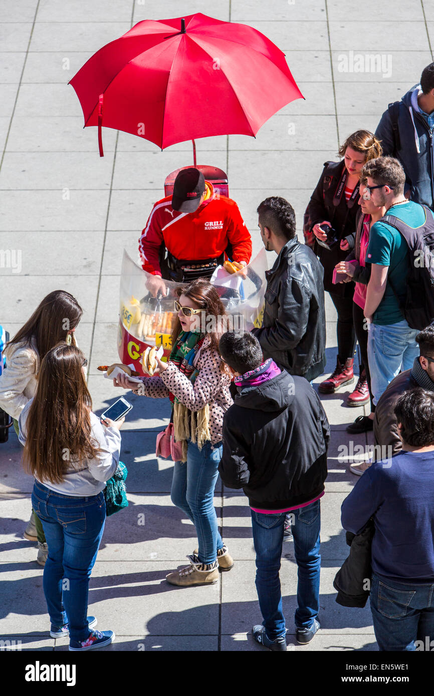 Mobilen Fastfood Stand, Deutsche Bratwurst, Wurst frisch vom Grill, Grill, Grillen, Touristen, Stockfoto