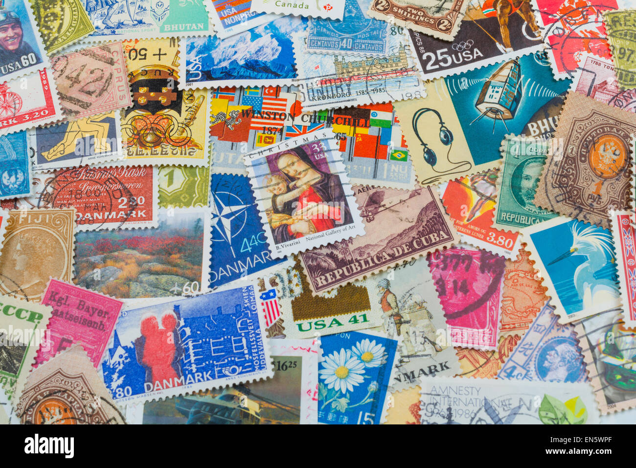 Stempel-Collage aus abgestempelte Briefmarken aus Ländern der ganzen Welt.  Hell leuchtende Farben für den Hintergrund Stockfoto