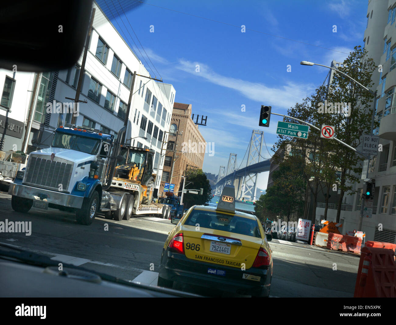 Staus auf Harrison mit Tieflader LKW, Taxi und Straßenarbeiten. Bay Bridge im Hintergrund San Francisco Kalifornien, USA Stockfoto