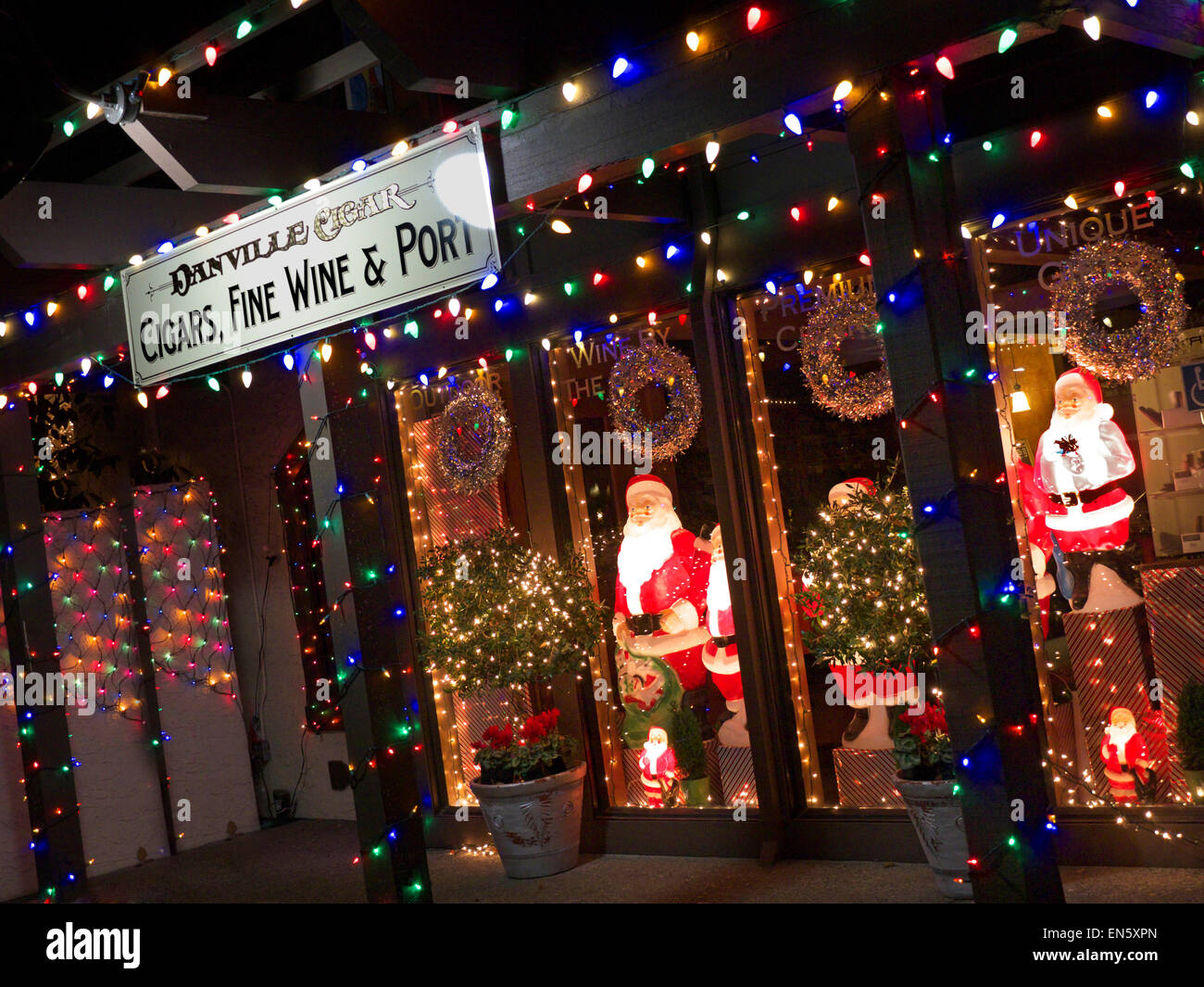 Danville speichern Verkauf Wein und Zigarren beleuchtet mit Weihnachtsschmuck, eine jährliche Straße Tradition San Ramon, Kalifornien USA Stockfoto