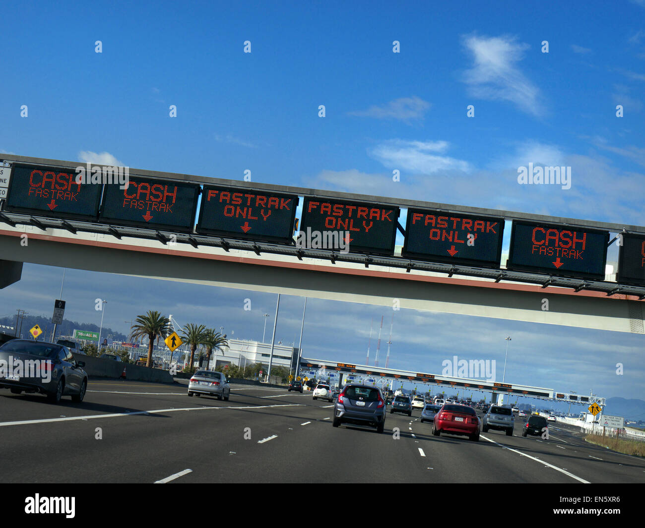 Autobahnabfahrten der Interstate 80 und Bankschilder für FasTrak-Zahlungen in Dollar an der beleuchteten Gantry über den Highway der Interstate 80 nach San Francisco City, Kalifornien, USA Stockfoto