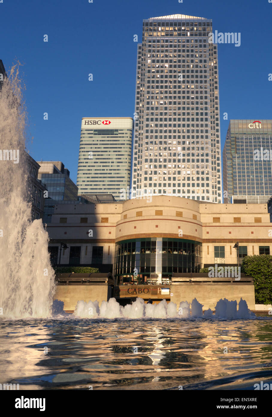 BANKEN TÜRME CANARY WHARF BRUNNEN Nachmittagssonne beleuchtet Cabot Square Canary Wharf London Finanzviertel einschließlich HSBC und Citi Banken Stockfoto