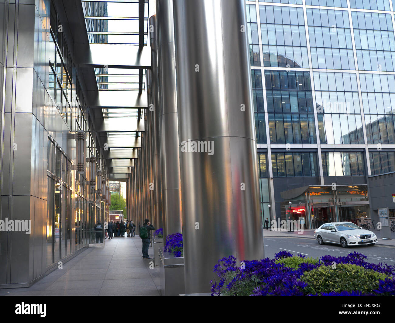 Nach unten Eingänge zum Canada House Canary Wharf in London anzeigen Stockfoto