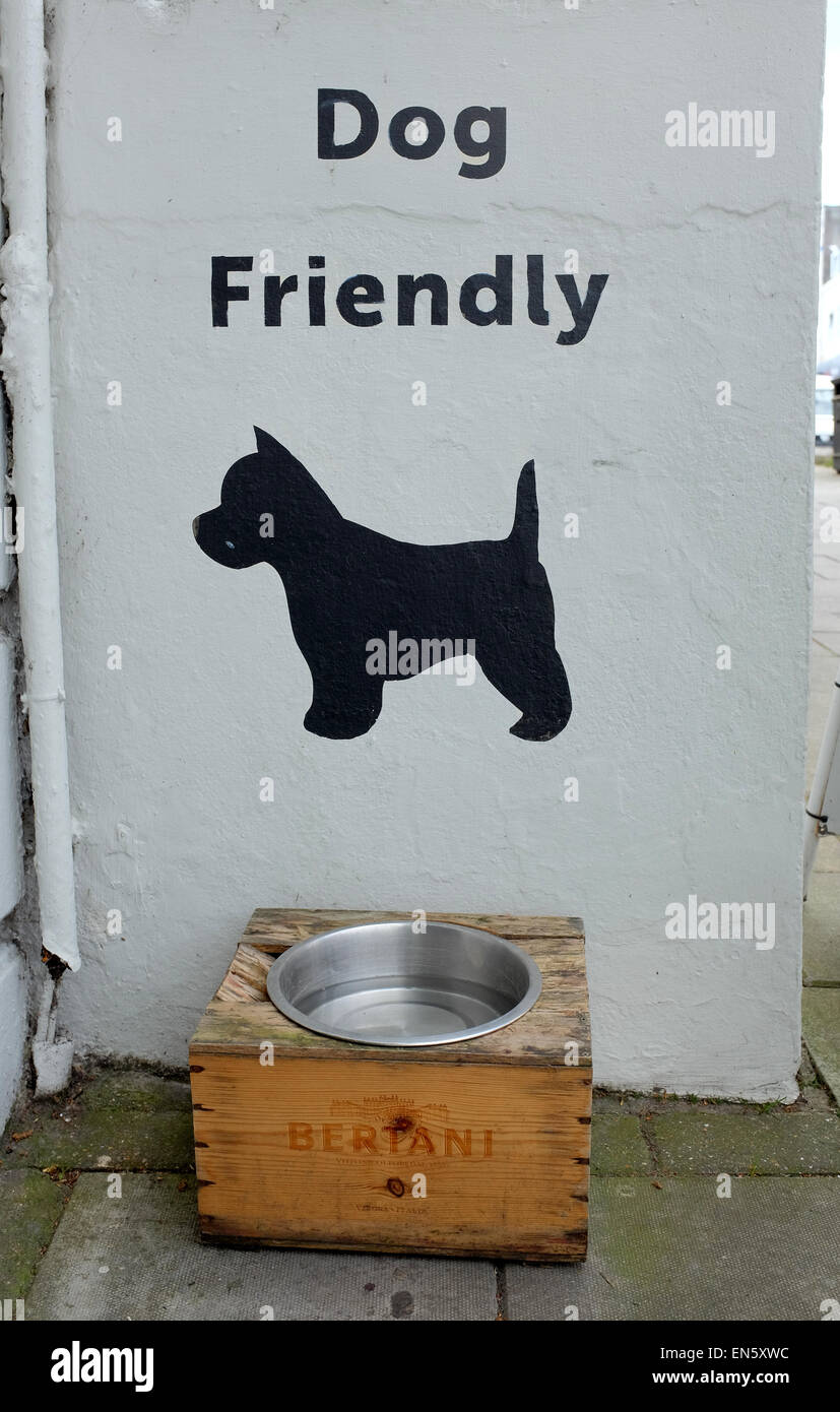 Hund freundlich Zeichen außerhalb von einem Restaurant in Lymington Hampshire UK Stockfoto
