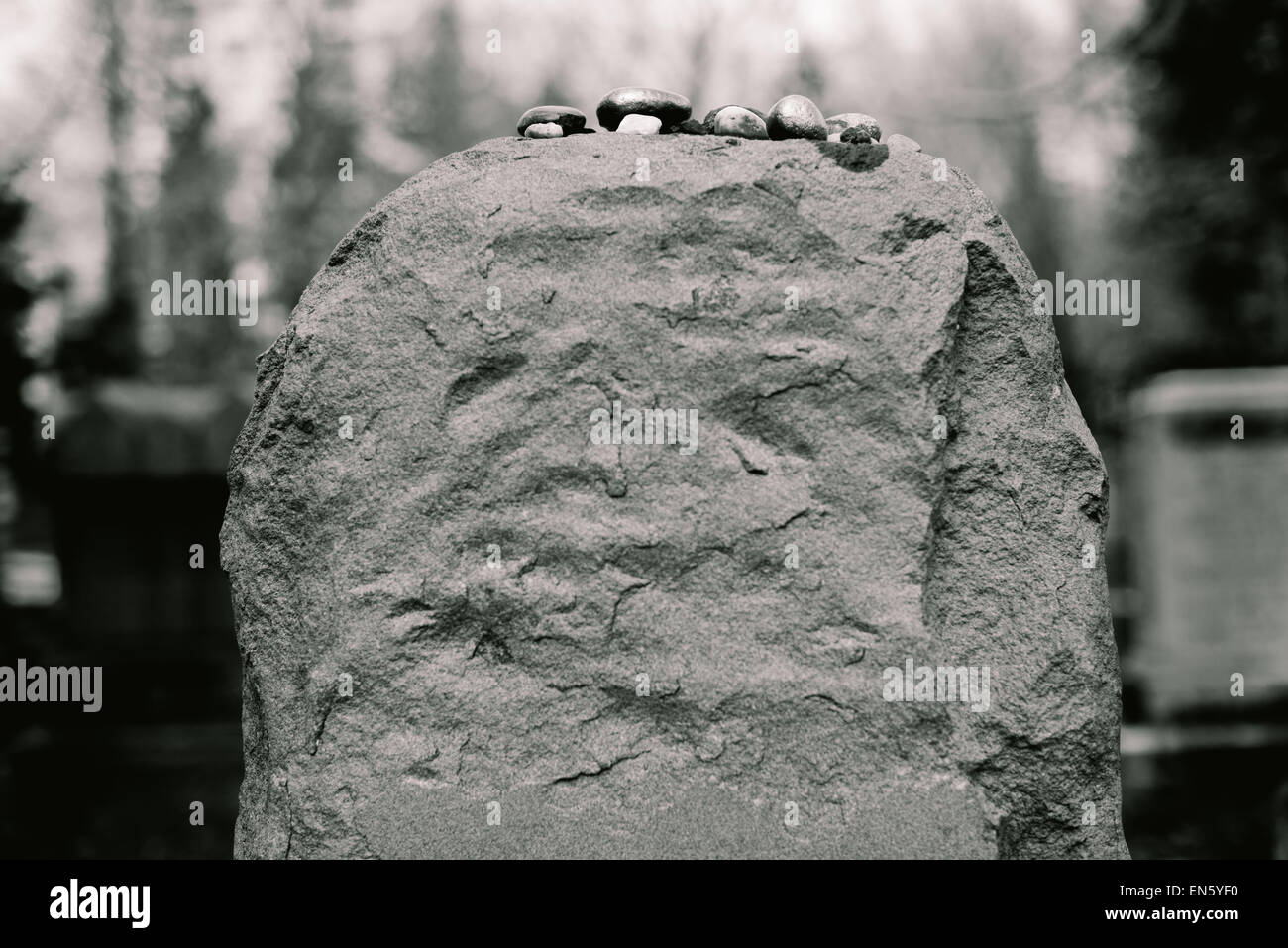 Ein jüdischer Grabstein im Friedhof mit Steinen, auferlegt von Besuchern nach jüdischem Brauch Stockfoto