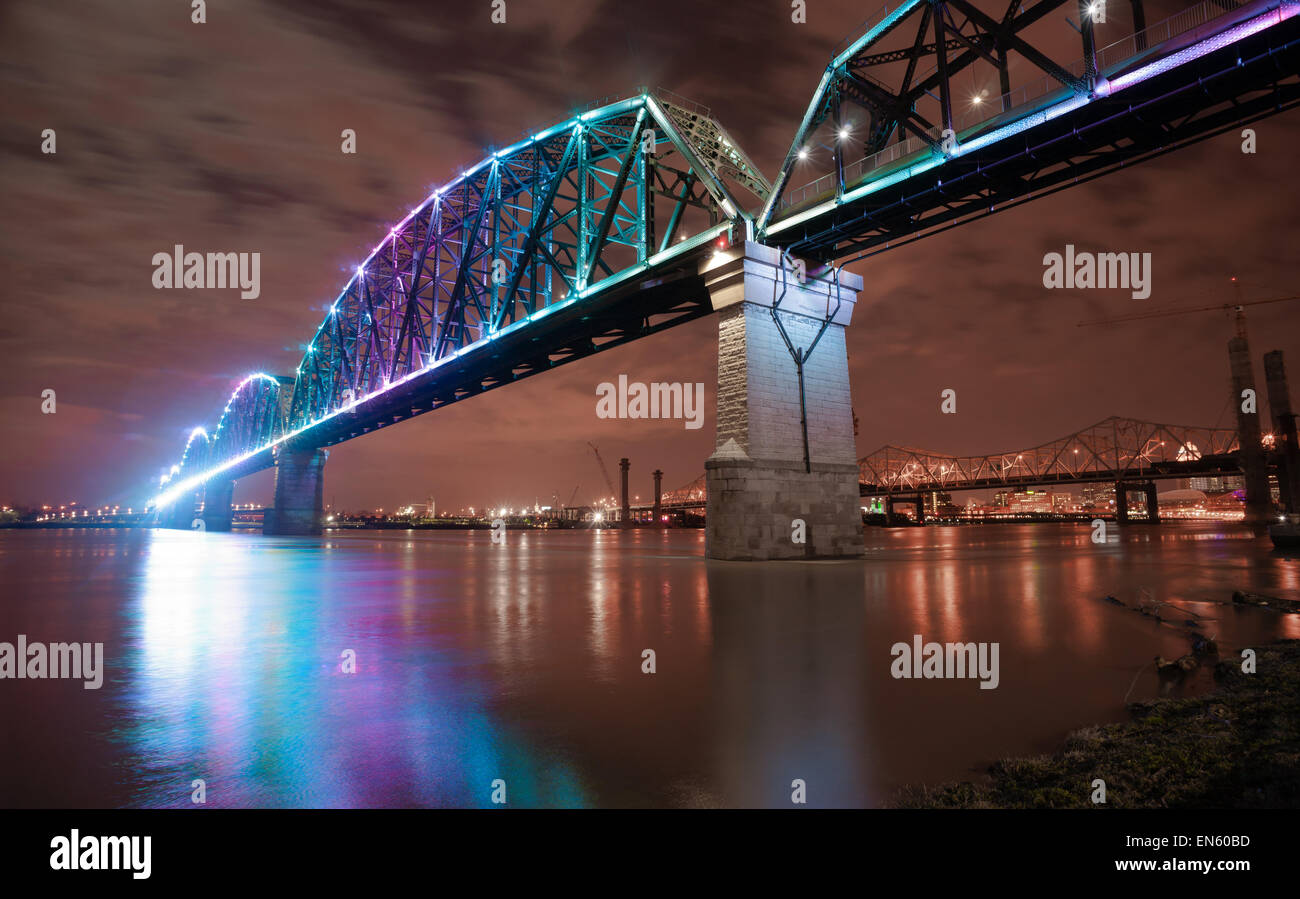 Der Big-Four-Bridge ist ein sechs-Span ehemaligen Eisenbahn-Fachwerkbrücke, die Verbindung von Louisville, Kentucky, Ohio River überquert und Stockfoto